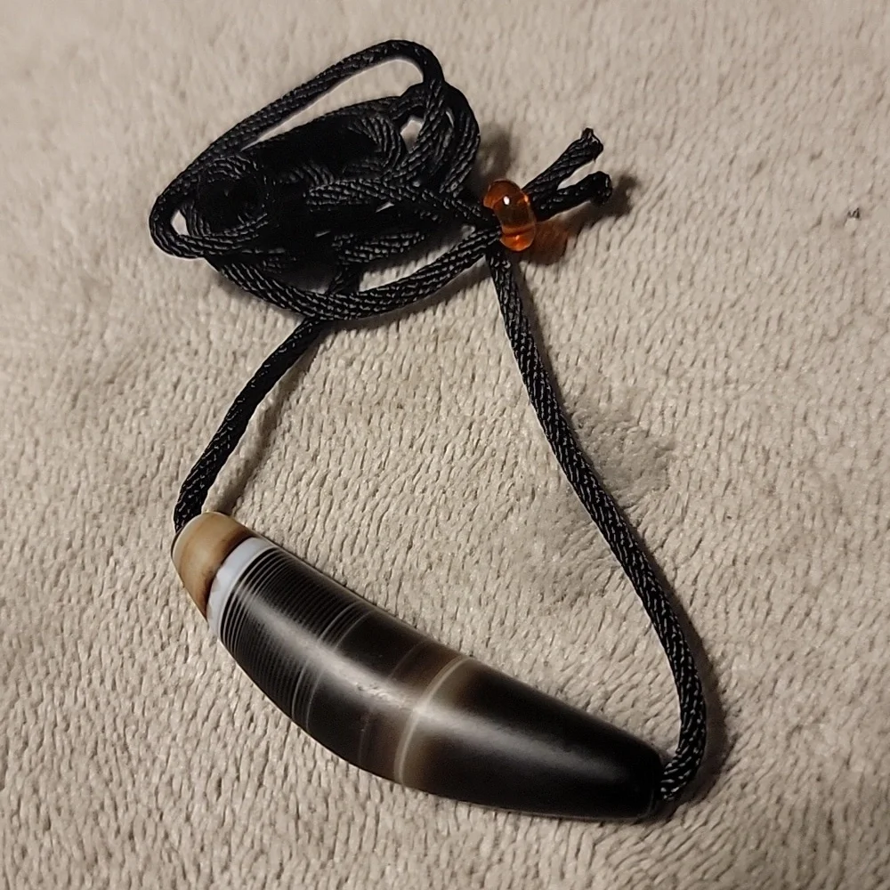 Vein Stone Ox Horn~Inner Mongolia Gobi Banded Eye Agate Curve Necklace Pendant